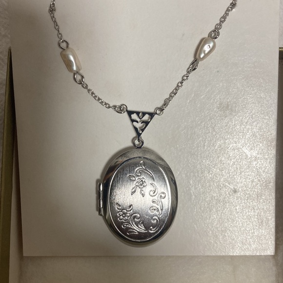 Vintage Avon Unforgettable Locket and Chain 20” - Picture 2 of 4